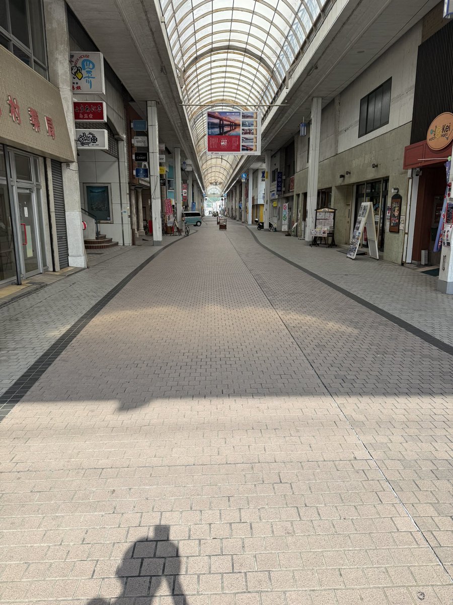 sugi_mu's tweet photo. 高知中村のぜんぜん人居ない商店街にある古本カフェのディスプレイがじゃがたら過ぎる https://t.co/YQRfLMu2gQ