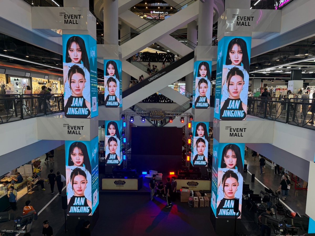 ProjectAlphaTH's tweet photo. The Alpha Camp พา "แจน จิงจิง" มาอยู่บนจอกลาง Union Mall แล้ว! 

ใครมา Union Mall อย่าลืมมาเก็บภาพเช็คอิน และพบกับ “แจน จิงจิง” ในวันเสาร์ที่ 8 สิงหาคมนี้ เวลา 18.30 น. เป็นต้นไป 🐺

📍 UNION MALL 5 FL., UNION CO-EVENT STUDIO

#TheAlphaCamp
#ProjectAlphaNewClan
#GMMTV 
@Janhae @Jingjingyu364