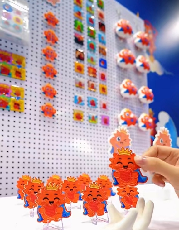 Tasty_Yantai's tweet photo. A brand-new cultural exhibition area 🎉. Come take your favorite cultural and creative sea cucumber souvenirs home if you are interested👏🏻👏🏻 #2026YantaiSeaCucumberExpo #YantaiSeaCucumber #SeaCucumber #Souvenir #GiftShop
挖到宝藏文创展区🎉🎉把海参文化做成小物件，颜值与心意��存💕。 https://t.co/dh3UP6sqVm