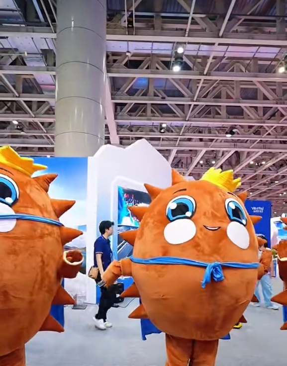 Tasty_Yantai's tweet photo. A brand-new cultural exhibition area 🎉. Come take your favorite cultural and creative sea cucumber souvenirs home if you are interested👏🏻👏🏻 #2026YantaiSeaCucumberExpo #YantaiSeaCucumber #SeaCucumber #Souvenir #GiftShop
挖到宝藏文创展区🎉🎉把海参文化做成小物件，颜值与心意��存💕。 https://t.co/dh3UP6sqVm