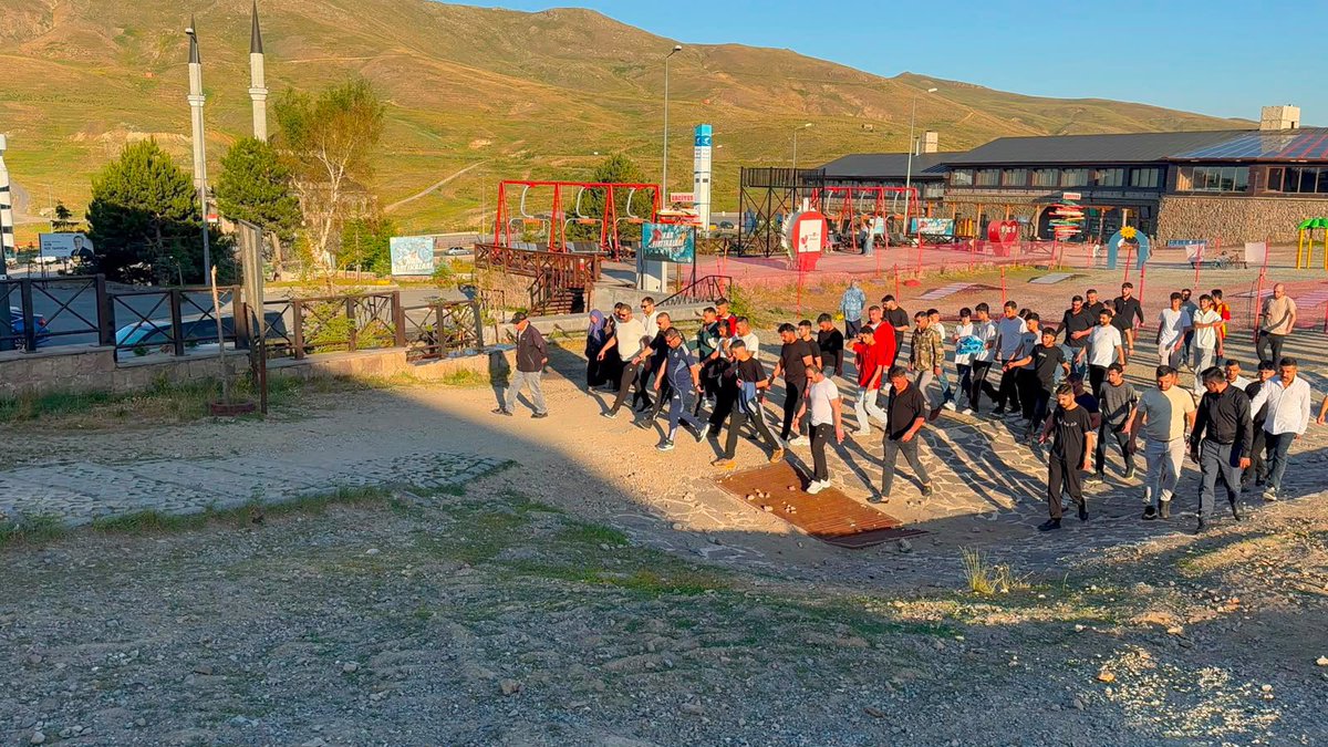 Ulku_Ocaklari's tweet photo. 📍 Kayseri 

Ülkü Ocakları Kayseri İl Başkanlığı tarafından, İsmail Gaspıralı Yaz Gelişim Programı kapsamında kum voleybolu, futbol müsabakası, dağ yürüyüşü etkinliklerini içeren Teşkilat İçi Eğitim ve Gençlik Kampı gerçekleştirildi. https://t.co/YkLyanYmog