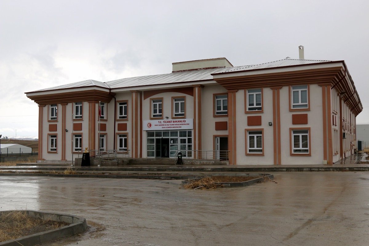SivasOSB's tweet photo. Sadece üretmiyor, Sosyal Yaşamı da Destekliyoruz! 💼🌱

Organize Sanayi Bölgemizde üretimin çarkları dönerken, katılımcılarımızın ve çalışanlarımızın tüm günlük ihtiyaçlarını bölge dışına çıkmadan karşılayabilecekleri eksiksiz bir sosyal ekosistem kuruyoruz. 
#sivasosb https://t.co/X5ToV6GJTV