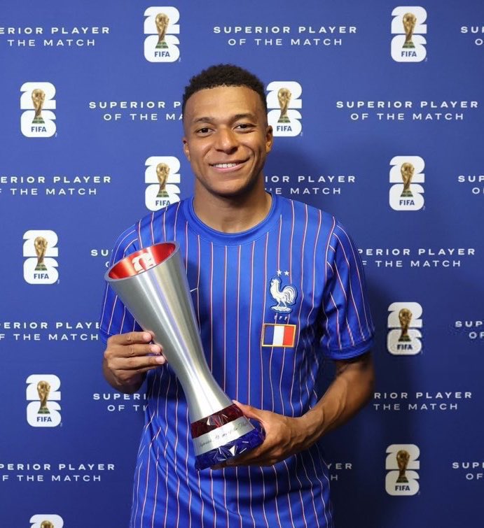 _BeFootball's tweet photo. 🚨 Walid Acherchour 🎙️ : « Je pense que Kylian (Mbappé) 🇫🇷 VA L’AVOIR LE BALLON D’OR. JE TE LE DIS. 😳🌕

Plus ça avance, plus je pense que Kylian va l’avoir. Je pense que la force des 10 buts en Coupe du Monde, d’être le meilleur buteur de l’Histoire,Pichichi en Liga et LdC…

Sur l’aspect individualité, IL Y A UN MONDE OÙ MBAPPÉ L’A. 

Ceux qui pensent qu’il ne peut pas l’avoir, JE VOUS DIS SINCÈREMENT QUE VOUS VOUS TROMPEZ. »

(Twitch)