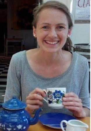 KreatelyMedia's tweet photo. 𝘽𝙊𝘿𝙔 𝙁𝙊𝙐𝙉𝘿 𝙄𝙉 𝙎𝙐𝙄𝙏𝘾𝘼𝙎𝙀

Elizabeth Ross went to Greece to help illegal migrants enter Europe.

There she met an Afghan man and spent time with him.

He later murdered her, put her body in a suitcase, and used her bank cards to steal money.

𝗙𝗔𝗙𝗢 https://t.co/Ud2LhRX7lD