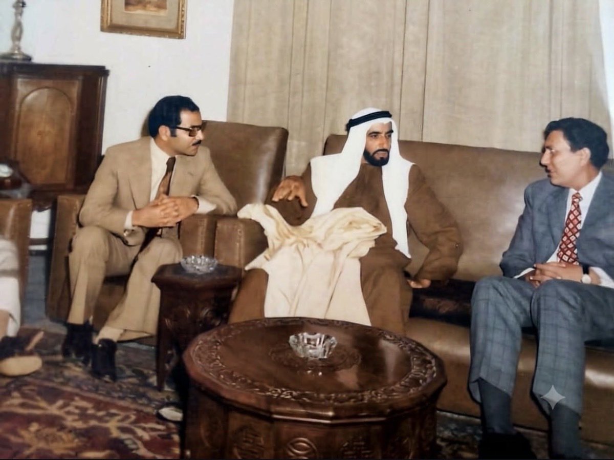 mohamedgenbaz's tweet photo. صورة بورتريه تذكارية مميزة وتاريخية نادرة
تعود لفترة السبعينات وتمثل زيارة المرحوم الشيخ زايد بن سلطان آل نهيان، المؤسس ورئيس دولة الإمارات العربية المتحدة الشقيقة، خلال زيارته لمدينة حلب, داخل فندق بارون التاريخي.
نجد عن يساره رئيس الحكومة السورية في تلك الفترة محمود الأيوبي🇦🇪🇸🇾 https://t.co/0nsQ0J0OnR
