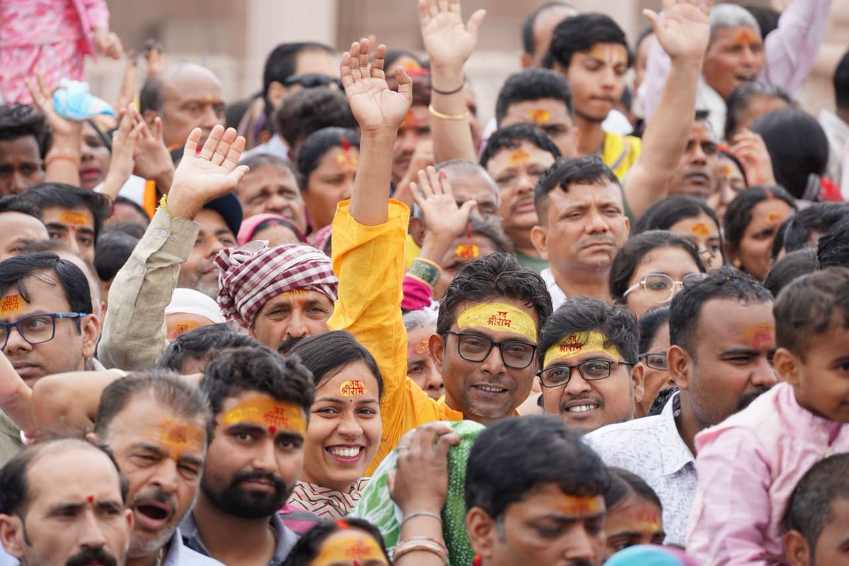 ShriRamTeerth's tweet photo. श्रावण मास के प्रथम सोमवार को श्रीराम जन्मभूमि मन्दिर में कुबेर टीला पर ट्रस्टी महंत दिनेन्द्रदासजी ने अर्चकों के साथ भगवान रुद्र का अभिषेक किया। 

श्रीराम जन्मभूमि मन्दिर के ईशान कोण पर स्थित शिव मंदिर में आज शिवलिंग का आकर्षक श्रृंगार किया गया।

श्रावण के पहले सोमवार को प्रभु श्रीराम के दर्शन के लिए श्रद्धालुओं का तांता लगा रहा।

On the first Monday of the holy month of Shravan, Trustee Mahant Dinendra Das Ji, along with the mandir archaks, performed the abhishek of Bhagwan Rudra at Kuber Tila within the Shri Ram Janmabhoomi Mandir complex.

At the Shiv Mandir situated in the Ishan Kona of the Shri Ram Janmabhoomi Mandir complex, the Shivling was adorned with an exquisite shringar today.

On the first Monday of Shravan, an unceasing stream of devotees thronged the mandir for the darshan of Prabhu Shri Ram.