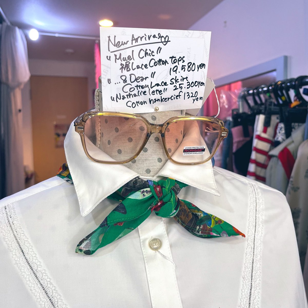 mischievousfff's tweet photo. 本日営業日です💚
【Muel Chic】秋物新作、裾レースコットントップスホワイトカラー🤍にグリーンのアイテムをコーディネートしました🧚
タイにしたハンカチは【Nathalie lete】デザイン、猫柄です🐈
次の営業日は明後日です🧚
#mischievousfairy 
#セレクトショップ
#muelchic
https://t.co/xervTMrS8r https://t.co/JVymgAhzkt