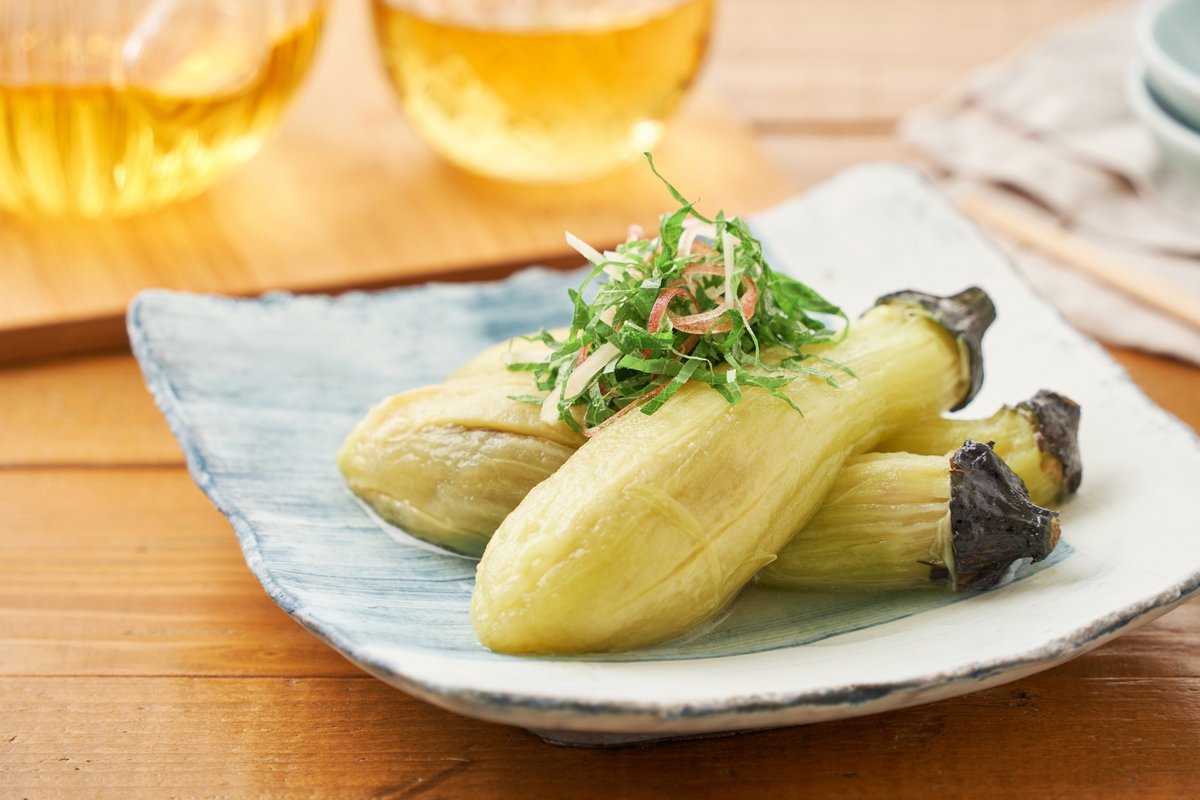 soysauce_info's tweet photo. ＼冷たい料理に、しょうゆをひと足しする理由／

冷たい料理を食べたとき、「さっぱりしているけど、少し物足りない」と感じることはありませんか？💡

そんなときに役立つのが、しょうゆのうま味です。

しょうゆを少し加えることで、塩味だけでなく、うま味や香りが加わり、味全体がまとまりやすくなります。

冷奴や冷たい和え物、蒸し野菜を冷やした副菜などにもおすすめです✨

夏の一品に、しょうゆをひと足ししてみませんか🎐

#しょうゆ応援隊