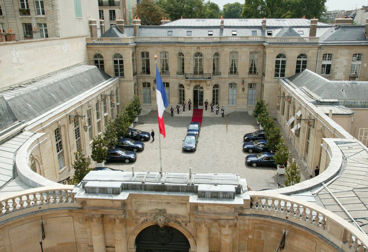 InfosFrancaises's tweet photo. MATIGNON : Des enquêtes judiciaires et internes ont été ouvertes après deux suicides d'agents des services du Premier ministre et plusieurs tentatives. 

La tentative de suicide d'une fonctionnaire a conduit un représentant du personnel à porter à la connaissance du procureur de la République des "éléments d'une gravité exceptionnelle" démontrant une souffrance au travail au sein des services du Premier ministre, via une plainte, déposée en juin, trois mois après le suicide de deux agents. Un troisième avait tenté de mettre fin à ses jours sur son lieu de travail en octobre 2025.