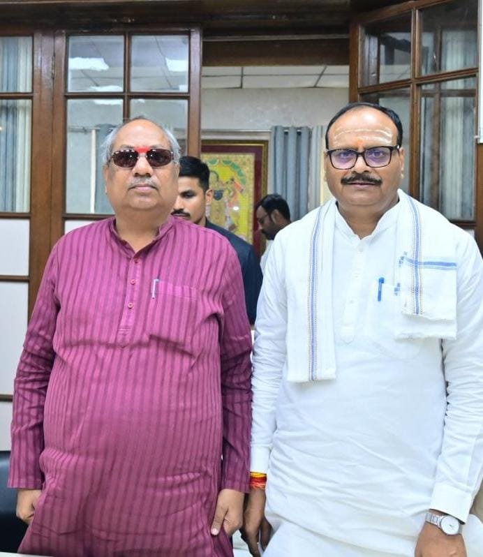 brajeshpathakup's tweet photo. आज विधानसभा स्थित अपने कार्यालय कक्ष में मा० मंत्री, उत्तर प्रदेश सरकार डॉ० संजय निषाद जी से भेंटकर कुशलक्षेम जाना एवं जनहित से जुड़े विभिन्न महत्वपूर्ण विषयों पर व्यापक चर्चा हुई। 

@drsanjayknishad https://t.co/pFYEbN8uqN