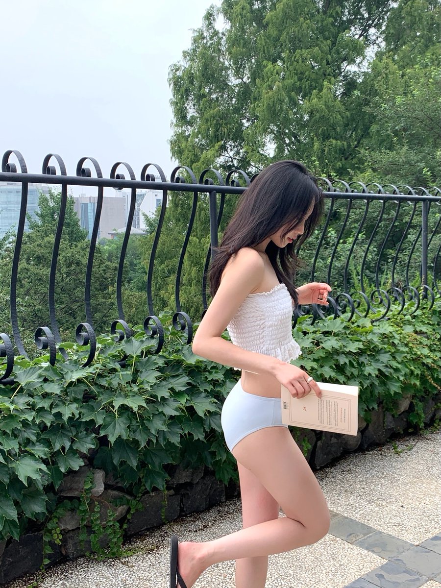 minji_defi's tweet photo. 어릴 때는 누구나 큰 꿈을 가지고 있었어요.

하지만 어른이 되고 나니 꿈은 좋아하는 것만으로 이루어지는 게 아니라는 걸 알게 되었어요.

포기하고 싶은 날도 많지만, 내가 선택한 길이기에 계속 나아가게 됩니다.

꿈은 거창하지 않아도 괜찮아요.

매년 조금씩 더 가까워지고 있다면 그것만으로도 충분히 의미 있는 일입니다.