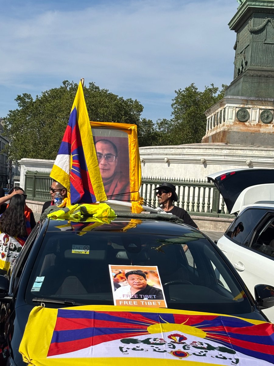 tenam's tweet photo. More that 1500 Tibetans marched  in Paris to mark one month of the immolation of Lobga Rangzen in New York.
Over 170 Tibetans have self-immolated in protest against the China’s occupation of Tibet. https://t.co/zOHME0dzfC