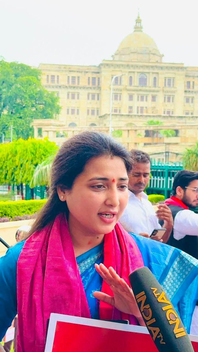sonker_ragini's tweet photo. उत्तर प्रदेश विधानसभा में आज समाजवादी पार्टी के विधायकों के साथ भाजपा सरकार में हुई रामधन की लूट, पेपर लीक, बंद हो रहे सरकारी स्कूलों, किसानों की समस्या, विफल कानून व्यवस्था, महिला सुरक्षा, जैसे तमाम जनहित के मुद्दों को लेकर विरोध प्रदर्शन किया। https://t.co/meEsWEqY4y
