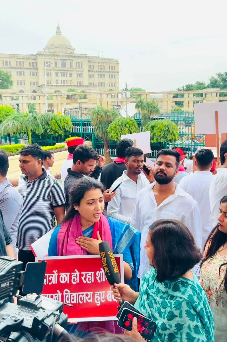 sonker_ragini's tweet photo. उत्तर प्रदेश विधानसभा में आज समाजवादी पार्टी के विधायकों के साथ भाजपा सरकार में हुई रामधन की लूट, पेपर लीक, बंद हो रहे सरकारी स्कूलों, किसानों की समस्या, विफल कानून व्यवस्था, महिला सुरक्षा, जैसे तमाम जनहित के मुद्दों को लेकर विरोध प्रदर्शन किया। https://t.co/meEsWEqY4y