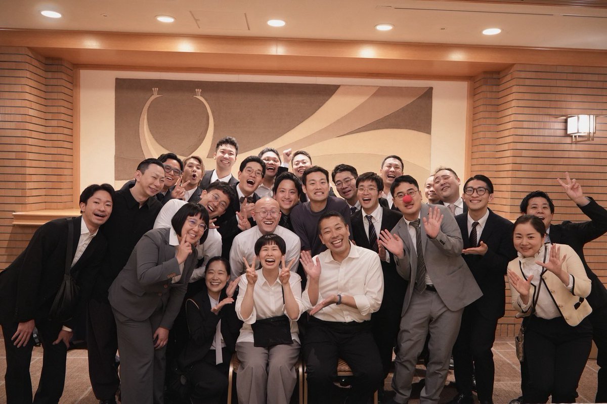 ichihana_s's tweet photo. 昨日はお客様、演芸界、師匠方先輩後輩みんなに持ち上げていただき披露宴無事お開きになりました。
世の中が大変な時にお集まりいただき、
時間の関係でご挨拶もできず。

お世話になっている皆様のお顔を見られて夢の一日になりました。
ありがとうございました。
ここから披露目興行盛り上げます！！ https://t.co/gqE0TYlnSu