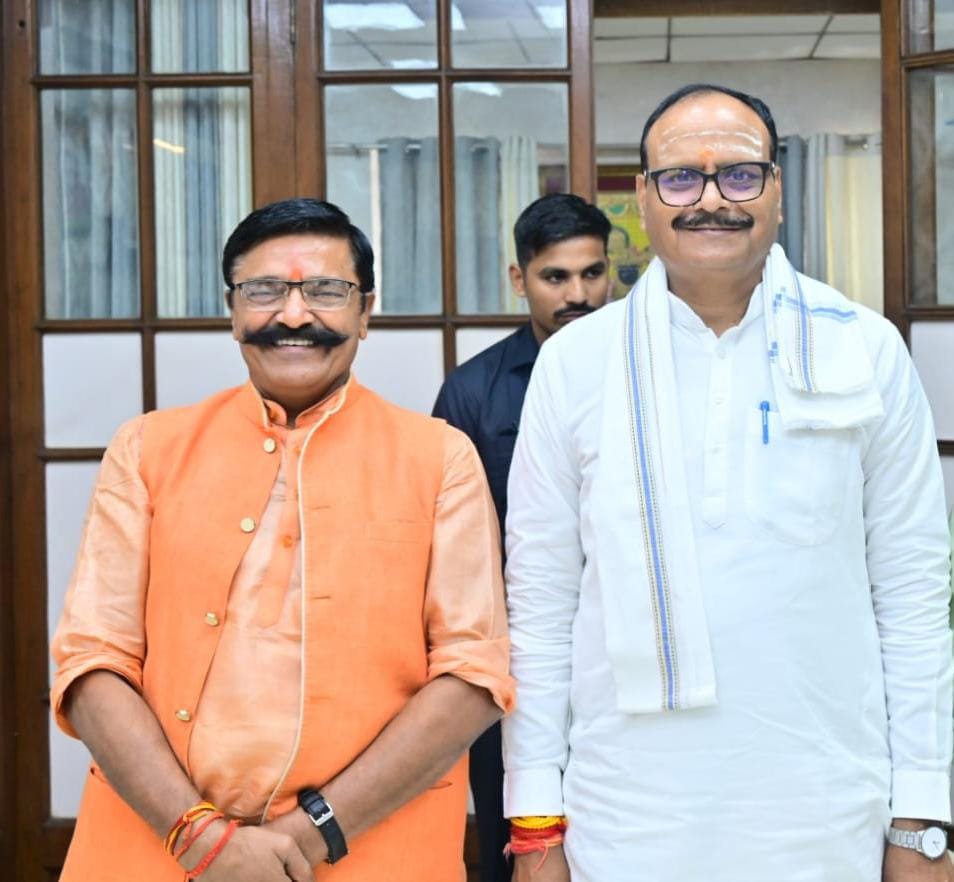 brajeshpathakup's tweet photo. आज विधानसभा स्थित अपने कार्यालय कक्ष में पूर्व राज्यमंत्री, उत्तर प्रदेश सरकार एवं बदायूं सदर विधानसभा क्षेत्र से मा० विधायक श्री महेश चंद्र गुप्ता जी से भेंटकर कुशलक्षेम जाना एवं जनहित से जुड़े विभिन्न महत्वपूर्ण विषयों पर व्यापक चर्चा हुई। 

@MaheshCGuptaBJP https://t.co/TyfKn1vu7G