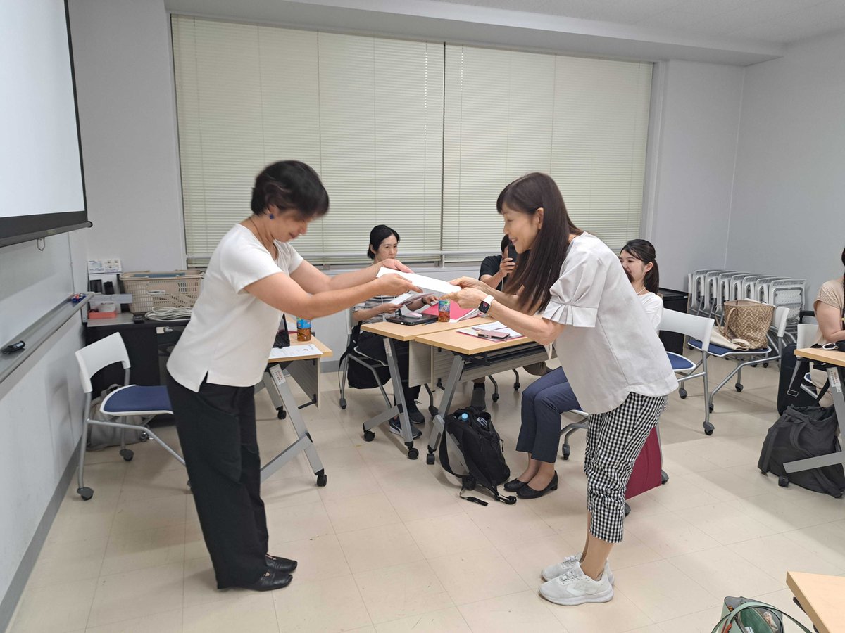 InteractivTeach's tweet photo. 【リアル・セッション まとめ】
先週３日間のリアル・セッションが無事終了しました。今回は過去最多の12名の方が修了されました👏おめでとうございます！🎉
３日目のラストには、栗田先生から修了者の方へ、直接修了証が授与されました本当に、３日間大変お疲れ様でした！✨ https://t.co/dGOrukn5vk