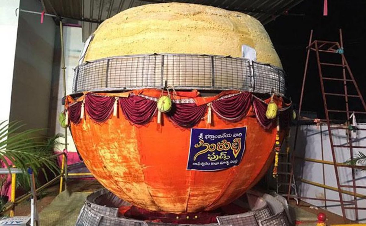 cuisineindia_'s tweet photo. अगर कोई आपसे पूछे कि भारत की सबसे बड़ी डिश कौन-सी है… तो शायद आप किसी एक नाम पर नहीं रुक पाएँगे।

क्योंकि भारत में खाना सिर्फ़ पेट भरने के लिए नहीं बनता। यहाँ हर डिश के पीछे एक कहानी है, एक परंपरा है और सबसे बढ़कर—लोगों को एक साथ लाने की भावना है।

शायद यही वजह है कि जब भी किसी भारतीय व्यंजन ने Guinness World Records में जगह बनाई, तो उसने सिर्फ़ अपने आकार या वज़न का रिकॉर्ड नहीं बनाया… उसने दुनिया को भारत की सामूहिक ताकत भी दिखाई।

ज़रा सोचिए…

- 14 टन से ज़्यादा की बिरयानी, जिसे सैकड़ों लोगों ने मिलकर बनाया।

- 918 किलो की खिचड़ी, जिसे रिकॉर्ड बनने के बाद ज़रूरतमंद लोगों में बाँट दिया गया।

- 29 टन से भी ज़्यादा का बूंदी का लड्डू, जिसने त्योहारों की मिठास को दुनिया तक पहुँचाया।

- 16.68 मीटर लंबा डोसा, जिसने दक्षिण भारत की पाक-कला को नई पहचान दी।

- और 145 किलो की रोटी… हाँ, वही रोटी, जो हर भारतीय घर की सबसे साधारण चीज़ मानी जाती है, लेकिन उसने भी एक विश्व रिकॉर्ड बना दिया।

लेकिन इन रिकॉर्ड्स की सबसे खूबसूरत बात इनका आकार नहीं है।

इनमें से हर डिश भारत के अलग-अलग हिस्सों से आती है। अलग भाषा, अलग संस्कृति, अलग स्वाद… लेकिन जब बात खाने की होती है, तो पूरा देश एक साथ नज़र आता है।

यही भारतीय भोजन की सबसे बड़ी ताकत है।

हमारे यहाँ खाना सिर्फ़ एक रेसिपी नहीं है। यह लोगों को जोड़ता है, त्योहारों को यादगार बनाता है और अलग-अलग समुदायों को एक साथ लेकर आता है।

इसलिए अगली बार जब आप बिरयानी, खिचड़ी, डोसा, लड्डू या रोटी खाएँ, तो याद रखिए…ये सिर्फ़ व्यंजन नहीं हैं।

ये भारत की उस विरासत का हिस्सा हैं, जिसने अपने स्वाद के साथ-साथ दुनिया भर में अपनी पहचान भी बनाई है।

शायद सच ही कहा गया है, भारत में रिकॉर्ड अकेले नहीं बनते… मिलकर बनाए जाते हैं, और जब बात खाने की हो, तो हम भला अलग कैसे रह सकते हैं? यहाँ तो एक कप चाय पर भी पूरी बैठक हो जाती है… फिर सोचिए, जब बात बिरयानी, खिचड़ी या लड्डू की हो!

#CuisinesOfIndia #GuinnessWorldRecord #FlavoursOfIndia #WorldRecords

@incredibleindia @tourismgoi @MinOfCultureGoI @amitabhk87 @AnilRajputsays @ChefManisha @ChefKunalKapur @UP_ODOC @thebetterindia @GWR @FoodFood