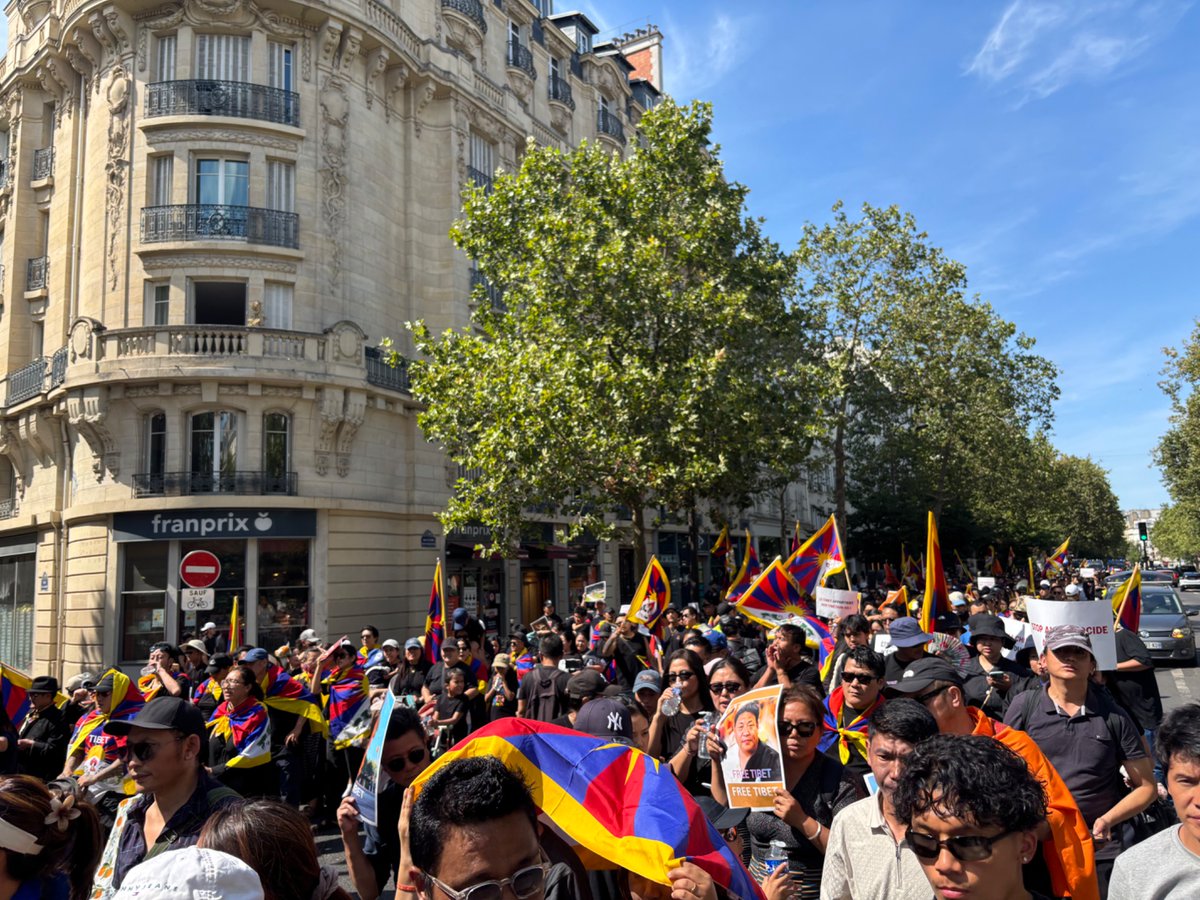 tenam's tweet photo. More that 1500 Tibetans marched  in Paris to mark one month of the immolation of Lobga Rangzen in New York.
Over 170 Tibetans have self-immolated in protest against the China’s occupation of Tibet. https://t.co/zOHME0dzfC