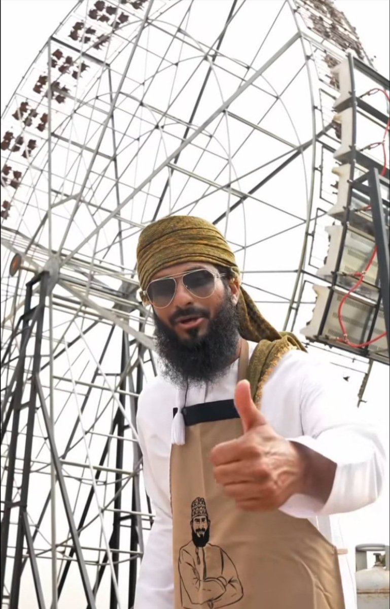 AliSalimAlrash2's tweet photo. إلى كل من له شأن بتنظيم أي جانب إداري أو رقابي عام في لبلاد، مع التحية.

أي مخترع أو مبدع يقدم شيئًا خارج الصندوق هو شخص يحاول أن يكسر المألوف ليضيف منتجًا جديدًا يجذب به الزبائن، وأحيانًا يروج لموسم أو مكان.

هؤلاء الشباب يجب احتضانهم والوقوف معهم من خلال دعمهم وتقديم النصح لهم، وأيضًا تبسيط القوانين قدر المستطاع لكي تواكب ما يقدمونه.

لا تشهروا سيف القانون فقط، وإنما معه انزلوا الى مستوى طموحاتهم وحاولوا ان تجدوا نقطة التقاء، فهدفكم هو المصلحة العامة ودعم هذه الأفكار ايضا يصب في صلبها.
دعوا الأفكار تتفتح.