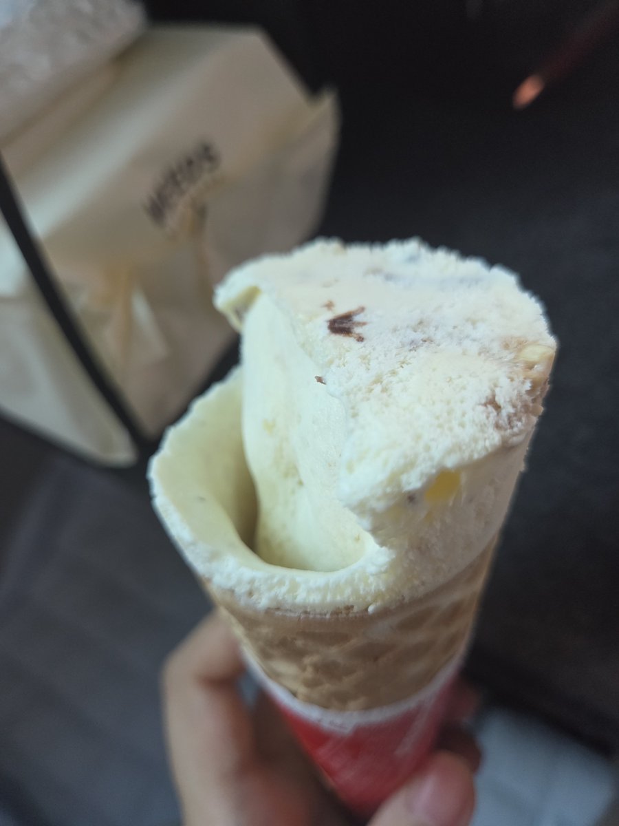 gk_015's tweet photo. 월드콘 상태가... 택배 오면서 녹은 건지 뭔지... 와일드바도 녹아 있었고... 요즘 너무 덥다. https://t.co/3I6AzI6tUV