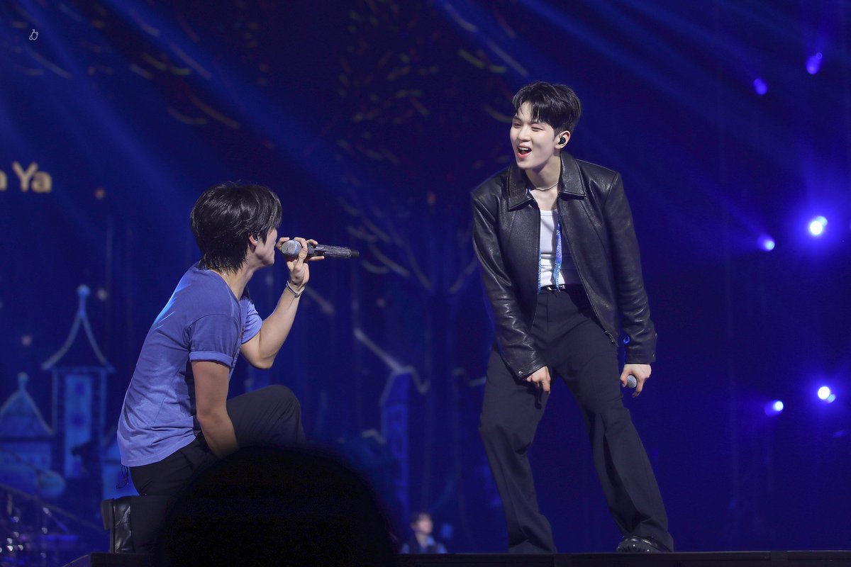 SHxHS_1259's tweet photo. 뒤에서 연하 광대보고 표정 짐작은 했는데 ㅇ ㅏ.... 아아.... 아ㅡ. ....... ..... 어휘력상실 https://t.co/DhCF2czcdl