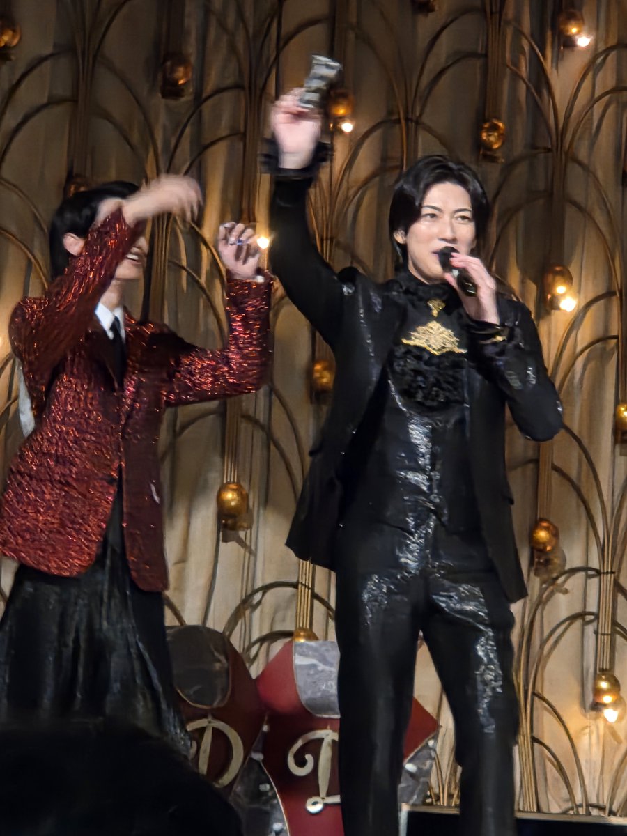 live_attomaaku's tweet photo. 風輪さんのステージを
客席で全力応援
波人さん

応援で汗だくの波人さんが
ハンカチでお顔ふきふき
翔司さんに呼ばれステージに

優しく汗をぬぐう
翔司さん

そして…

やおらハンカチを
セリにかける翔司さん🤣

歌謡王子祭
8.2グランドサロン十三
#華MEN組 #君沢ユウキ #原田波
#風輪 #カヨプリ https://t.co/Wv27HIMUTZ