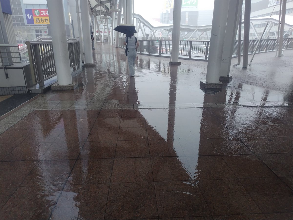 wakayamajin_bot's tweet photo. 天王寺やばい、歩道橋が水浸しなってる https://t.co/yiYKiu3KHY