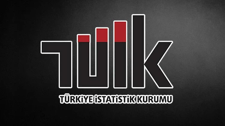 Emegin_Halleri's tweet photo. 📣 TÜİK AĞZIYLA KUŞ TUTSA OLMAZ!

⭕️ TÜİK ne yaparsa yapsın enflasyon verileri konusunda inandırıcı olamaz, kamu vicdanını tatmin edemez!

Neden mi? Anlatayım: 

🔴 Çünkü kesinleşmiş yargı kararlarına uymayan bir devlet kurumu ciddiye alınamaz ve inandırıcı olamaz.

➡️ TÜİK her şeyden önce kesinleşmiş yargı kararlarının gereğini yapmalı ve madde fiyat listesini yeniden yayınlamalıdır.

📌 @diskinsesi tarafından açılan davada Ankara 6. İdare Mahkemesi, 2022/2383 esas ve 2023/700 numaralı kararı ile DİSK tarafından istenen bilgilerin açıklanmasının kurumun görevi gereği olduğunu belirterek bilgi talebinin reddedilmesinin hukuka aykırı olduğuna hükmetti.

✏️ Bu karar istinaf dahil bütün aşamalardan geçerek KESİNLEŞTİ!

🔴 Yargı kararları herkesi, TÜİK'i ve TÜİK Başkanını da bağlar!

🔴 TÜİK eski başkanı yargı kararını uygulamadı.

🔴 TÜİK'in yeni başkanı Mehmet Arabacı da aynı yolu benimsemiş görünüyor.

Başkanlar değişse de TÜİK yönetimi  hâlâ KESİNLEŞMİŞ YARGI KARARINA uymuyor!

Sonunda bu da oldu: Hukuk tanımayan TÜİK yönetimi TÜİK'i bir devlet kurumu olmaktan çıkarıp yargıya meydan okuyan bir kuruma dönüştürdüler.

Meraklısı için DİSK'in TÜİK'e açtığı davanın ve TÜİK'in uymadığı mahkeme kararının detayları şurada👇🏾
https://t.co/RG0dgMY93H

@tuikbilgi