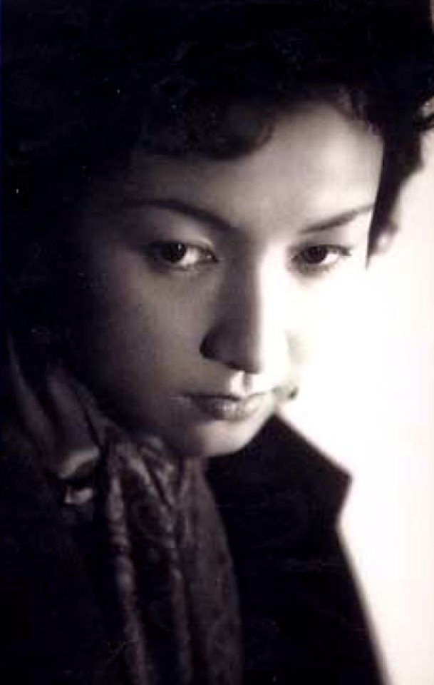 HidekoTakamine's tweet photo. 私自身は、笑った顔より笑わない顔のほうがいくらかマシだとうぬぼれているのだが、笑ったのと笑わないのと二枚の写真を撮れば、必ず笑ったほうを使用される。売りものは笑顔と決まっているらしい。
https://t.co/6wrm1rzU5O https://t.co/B93hgqO9LU