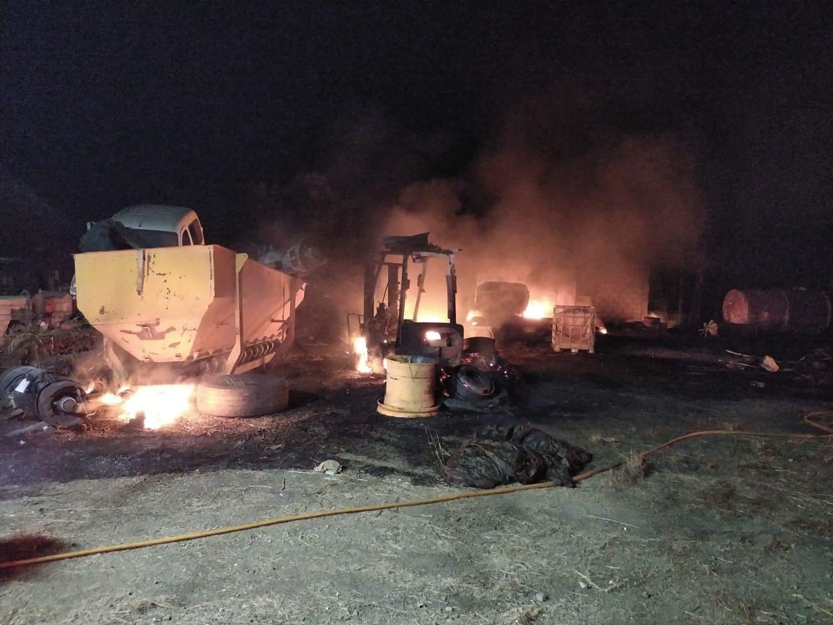 SPEISdeAljarafe's tweet photo. De 19:08 a 01:21,  las dotaciones de #Santiponce #LaRinconada #MairenaDelAljarafe y #SanlucarLaMayor han trabajado en la extinción de #incendio de vegetación que afectó a varias parcelas, una de ellas con maquinaria agrícola, en Torre de la Reina, #Guillena.

#Bomberos #Aljarafe https://t.co/lA2pm54fI4
