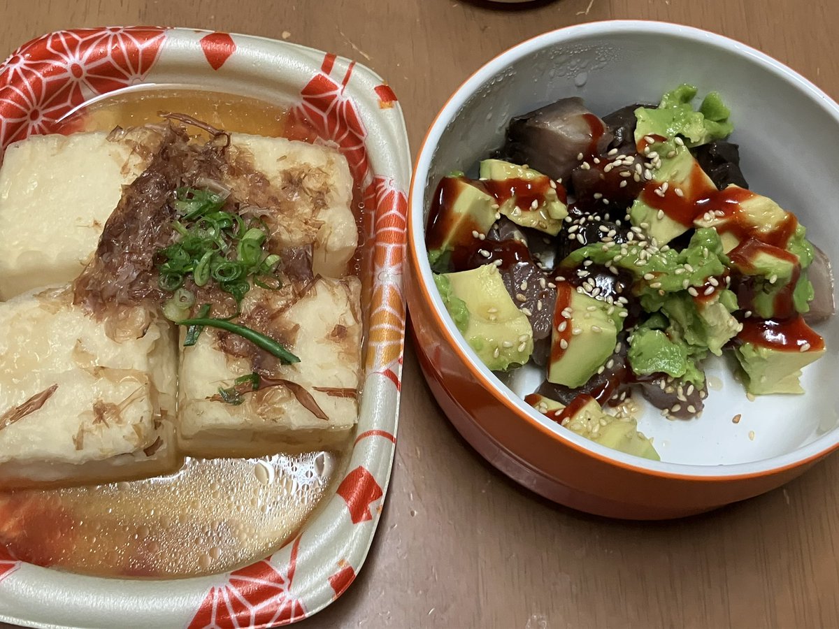 Mayama___Maya's tweet photo. @oideyo_hino アボカドはかつおの刺身を買って２つともダイス状に切り、コチュジャン+ごま油+ごまをかけて混ぜて食べると美味しいユッケになる
これはもうアボカドは食事にしても良い食材であると言えましょうぞメロス様🥑 https://t.co/v2yrVec44j