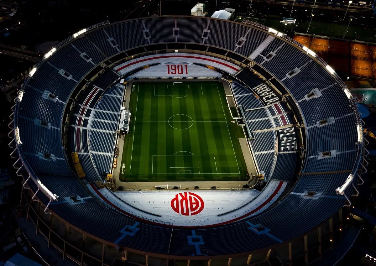 River_Corazon_x's tweet photo. POR ELLOS Y POR LA HISTORIA DE RIVER

​Tengo la suerte de vivir cerca del estadio, pero mientras escribo esto pienso en el hincha que viene de lejos. En el que recién va a estar abriendo la puerta de su casa a las 2 o 3 de la mañana, masticando la bronca por lo que pasó hoy y con la impotencia de ver el momento que atraviesa el club.
​
Es por esa gente que usamos este espacio como herramienta de difusión y de disconformidad absoluta hacia los dirigentes.

​Los que nos siguen hace años saben muy bien de qué se trata esto: cuando hubo que festejar, festejamos; cuando hubo espacio para el humo, la joda y las risas, fuimos los primeros. 

Pero acá no tocamos de oído ni somos unos perejiles improvisados. 

Cuando la situación llega a este punto y se juega con nuestro sentimiento, nos ponemos serios. 

Como corresponde y como manda la historia de River.

​Acá hay información, hay respeto por el hincha que hoy dijo basta y hay un compromiso total con la verdad.
​
El club es de la gente. Siempre.