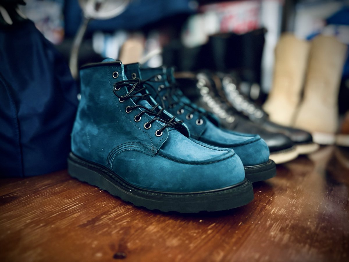 Flying_Blackpig's tweet photo. RED WING MOC TOE 8809
タイダル・ミュールスキナー。

オイルを含んだラフアウトレザー。
深みのある青に一目惚れ🤩✨

新品が完成形じゃない。
歩き、手入れを重ねるたびに、
革は持ち主と一緒に歳を重ねていく。

1年後、5年後、10年後
この青がどんな表情に育つのか。

それもRED WINGの楽しみ😆 https://t.co/AQ6ItxrNNn