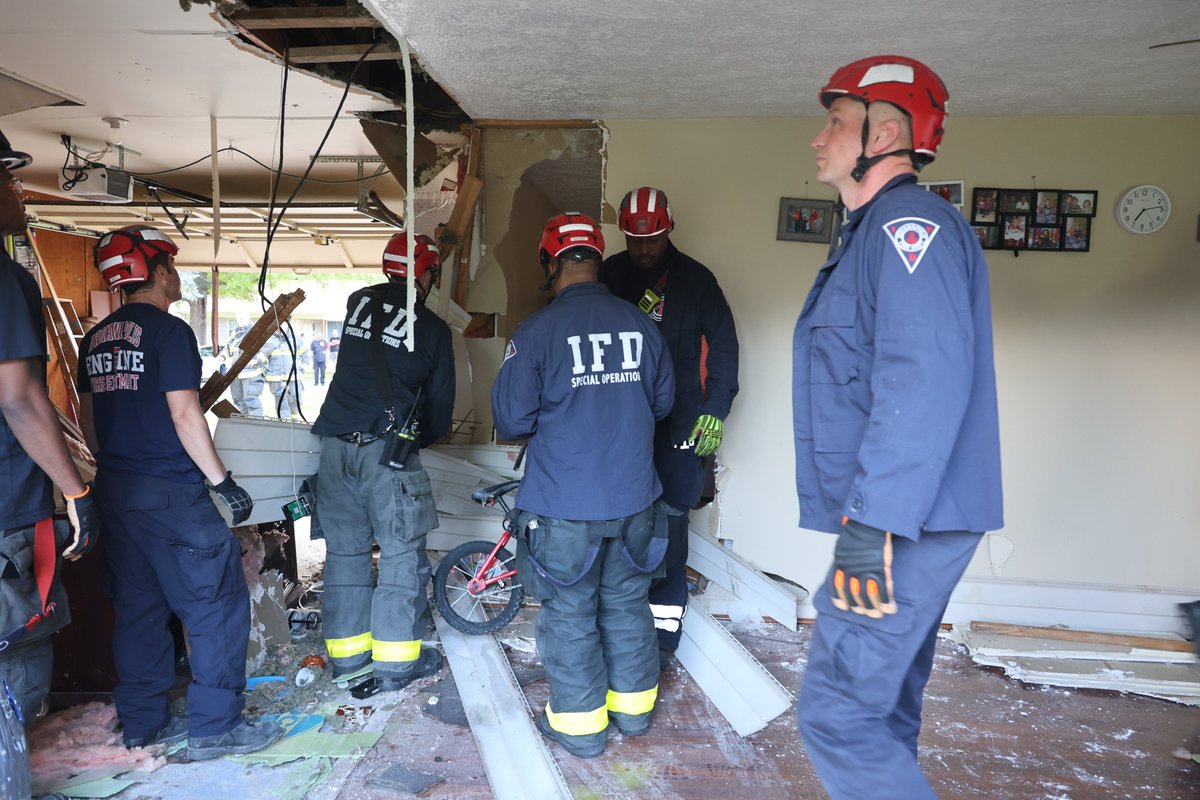 IFD_NEWS's tweet photo. the family will work with a board up company for assistance. IFD Victims Assistance is working with Red Cross for shelter. 2 adults and 3 kids displaced. https://t.co/oL9dsuDQ0r