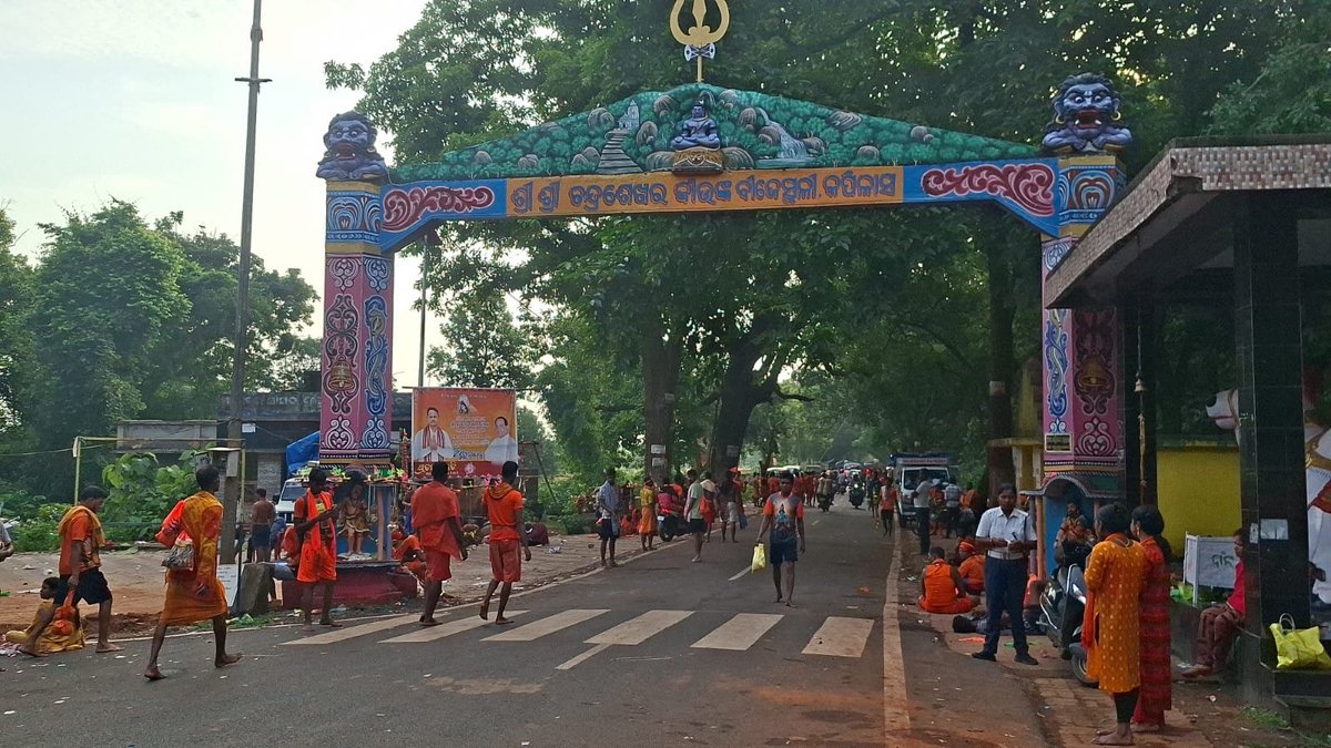 sambad_odisha's tweet photo. କପିଳାସ ପୀଠରେ କାଉଡ଼ିଆଙ୍କ ସମାଗମ...ହର ହର ମହାଦେବ ଧ୍ୱନିରେ କମ୍ପୁଛି ଶୈବପୀଠ..
#Sambad #FirstMondayOfShravan #Kapilash #HarHarMahadev #OmNamahShivaya #LordShiva #ହରହରମହାଦେବ #Odisha https://t.co/4XfZYgV8hn