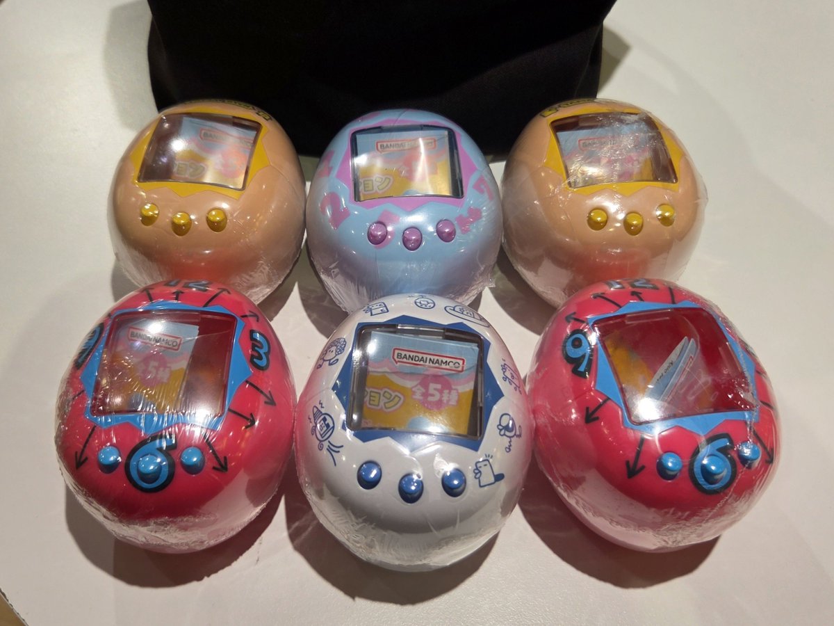 masakun321's tweet photo. たまごっち
キャリーケースコレクション
計6回廻しまして
この様な結果に
ツレからは
ヽ(♯｀Д´)ﾉｽｹﾙﾄﾝｶﾞﾅｲ
と怒られてしまった

どうすんかな？
戻って再度廻すか？
それとも交換で募るか？
(;￣ー￣A

#たまごっち
#キャリーケースコレクション
#スケルトンが欲しい https://t.co/aBOuLErfYQ