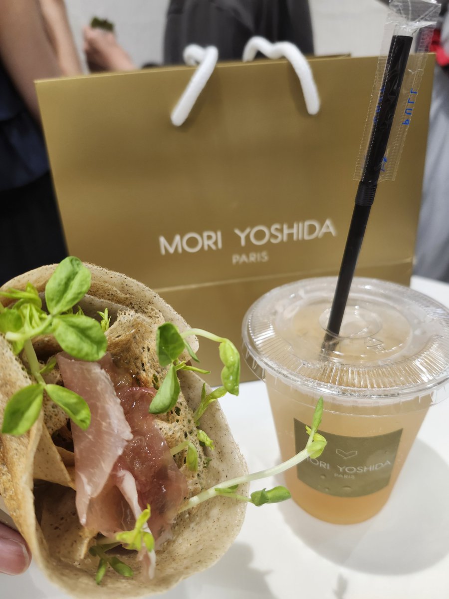 mchaann's tweet photo. ガレット
生ハムの塩味と豆苗にレモンジュレとチーズが合わさって香ばしさ香るお腹いっぱいになる！あまじょっぱさが病みつきになり止まらなくなる。

カカオライムソーダは
優しく香る華やかなフルーティーで
味わったことのない味！
ガレットと一緒にすると尚良い

#モリヨシダ
#アムールデュガトー https://t.co/iVtS0uUfka