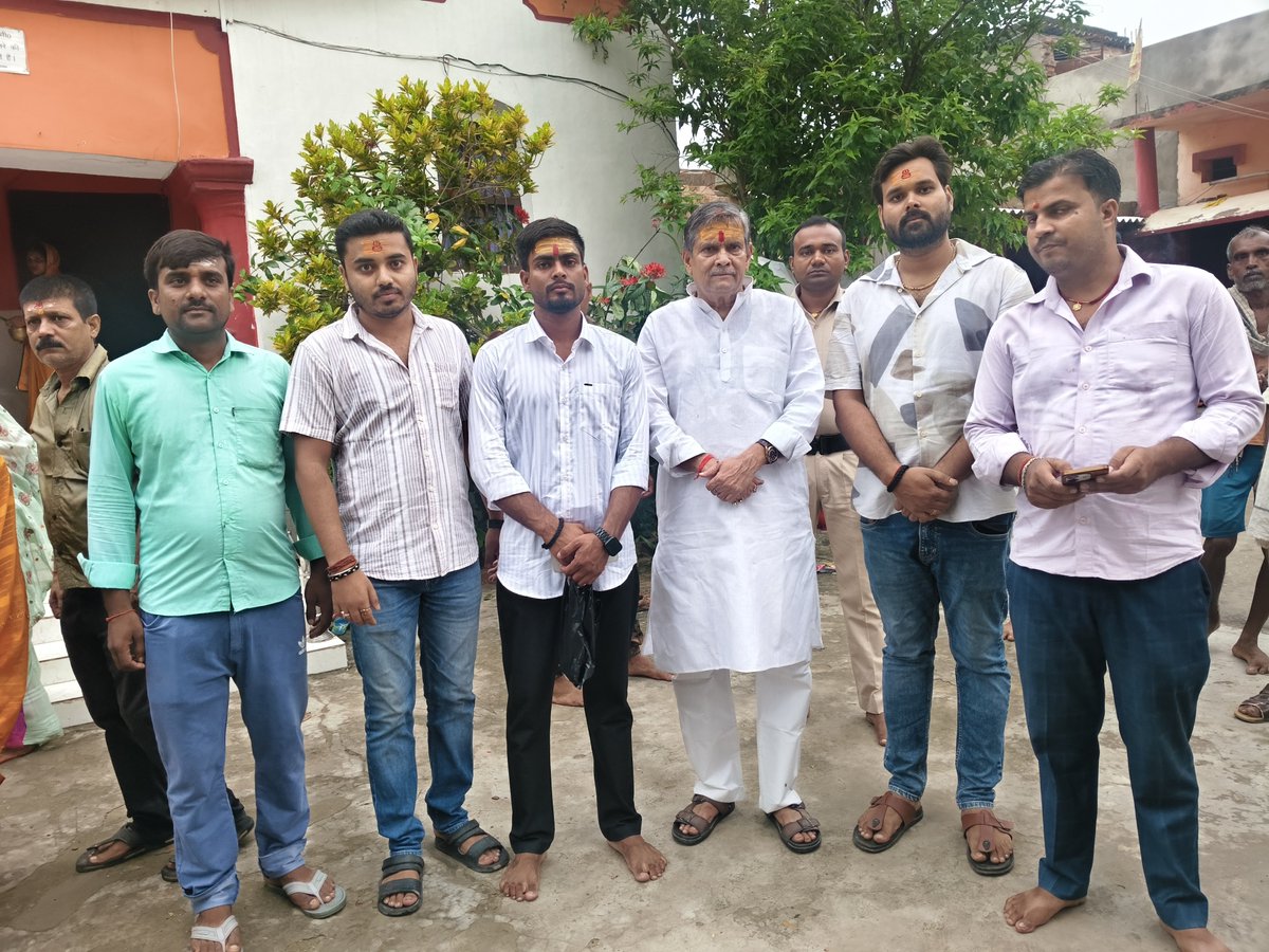 SanjayBjpBihar's tweet photo. आज बनवरिया प्राचीन शिव मंदिर में भगवान भोलेनाथ का जलाभिषेक एवं विधिवत पूजा-अर्चना कर समस्त क्षेत्रवासियों के सुख, समृद्धि, उत्तम स्वास्थ्य और खुशहाली की कामना की।

#HarHarMahadev #Narkatiaganj #bjpbihar #narendramodi https://t.co/dYUjluZ95l