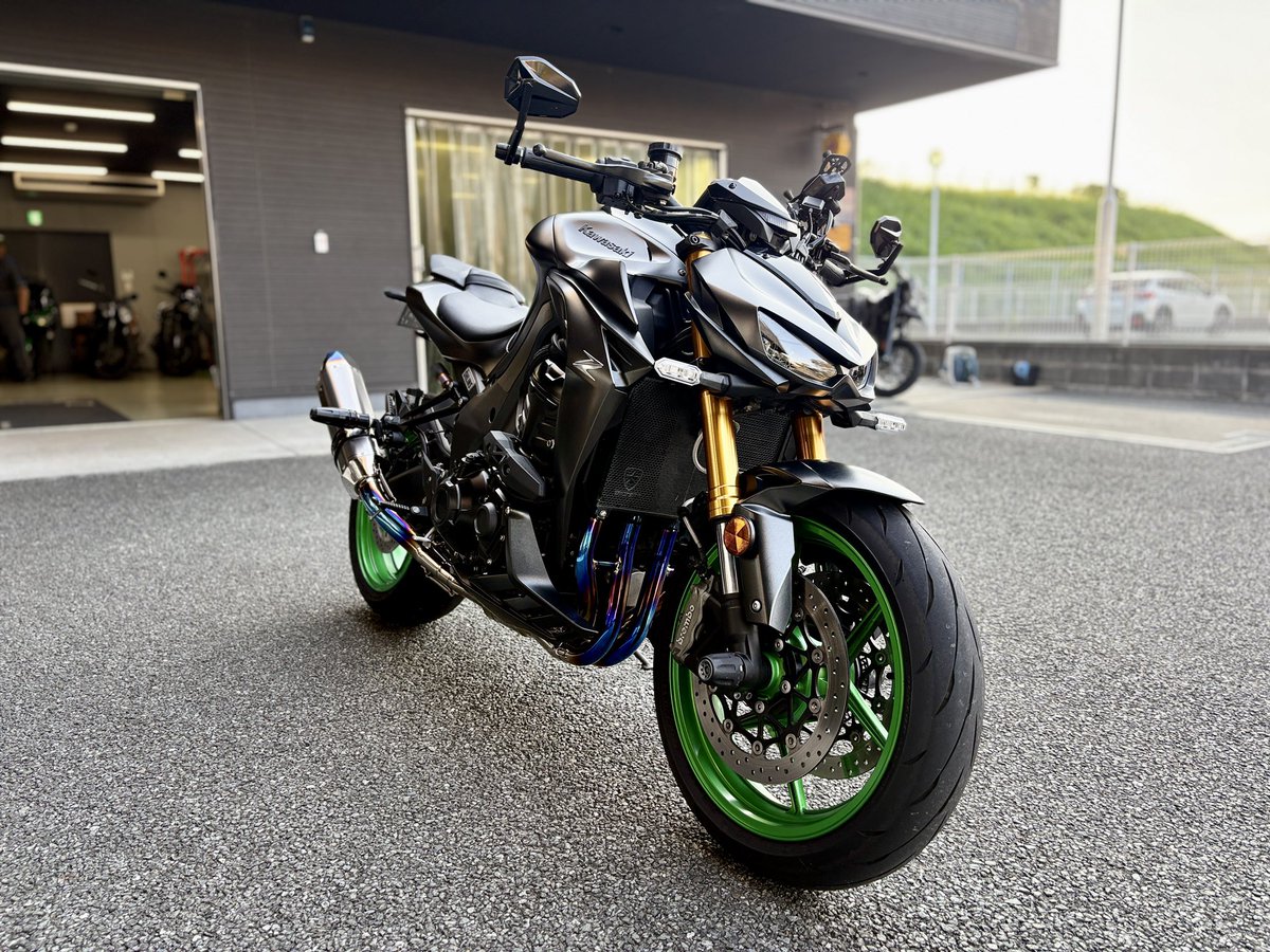 KP_fukuokanishi's tweet photo. 【Z1100SEのカスタム紹介】
Z1100に@BEETJAPAN1 さんのNASSERT Evolution GT 政府認証フルエキゾーストマフラーを取り付けました！
純正マフラー重量13.2kg→9.2kgになり約30%の軽量化になります！
ルックスも迫力があり更に格好良く仕上がっています。
 #beet #Z1100 #カワサキプラザ福岡西 #カスタム https://t.co/FuBlCVwGnZ
