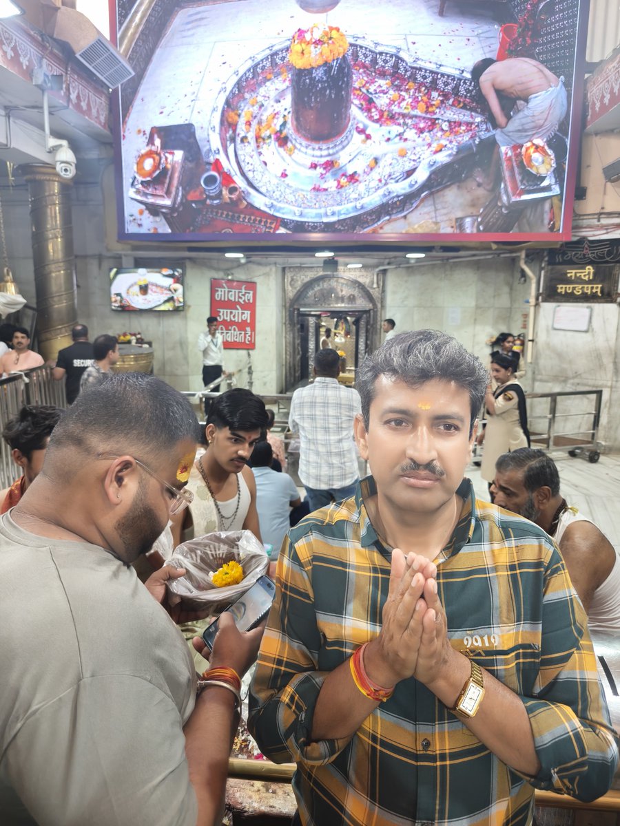 Rajeshm19791's tweet photo. आप सभी को पावन श्रावण मास के प्रथम सोमवार की हार्दिक शुभकामनाएँ।

देवों के देव महादेव की कृपा आप सभी पर सदैव बनी रहे। बाबा भोलेनाथ से प्रार्थना है कि वे सभी के जीवन से कष्टों का नाश करें, उत्तम स्वास्थ्य, सुख, शांति, समृद्धि और धर्ममय जीवन का आशीर्वाद प्रदान करें।

हर-हर महादेव! 🔱

#HarHarMahadev #Sawan #SawanSomwar #ShravanSomwar #OmNamahShivaya