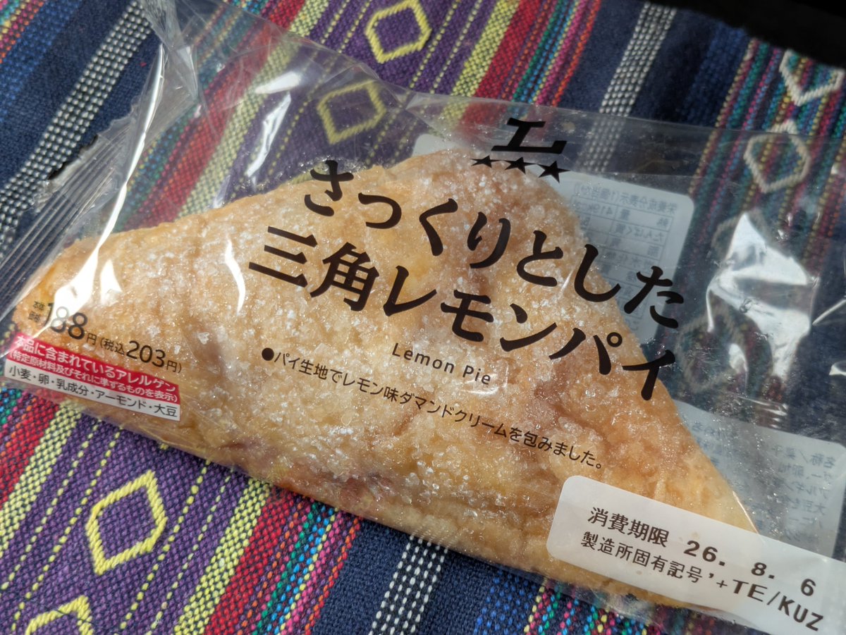 tanboman_sweets's tweet photo. さっくりとした三角レモンパイ
[ローソンにて購入。203円。419kcal。菓子パン。
2026年7月28日発売
製造者 ㈱YKベーキングカンパニー
しっとり生地で、甘々でした～
#さっくりとした三角レモンパイ
#ローソン

『さっくりとした三角レモンパイ』
#アメブロ https://t.co/95RdhAD7cq https://t.co/9Tv1bjkuXI