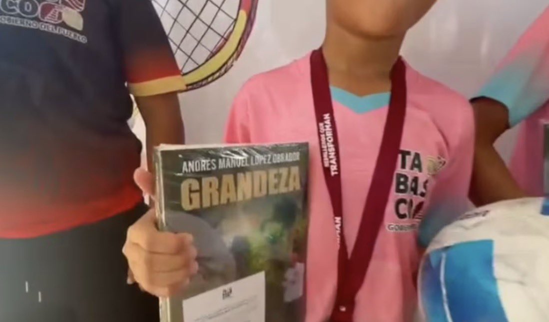 beltrandelrio's tweet photo. “Si te portas bien, te lo compro; si te portas mal, lo lees”. 

Una madre a su hijo, después de enterarse que el premio que dieron a unos niños futbolistas en Tabasco fue el libro de López Obrador. https://t.co/Om9vkgy9nO