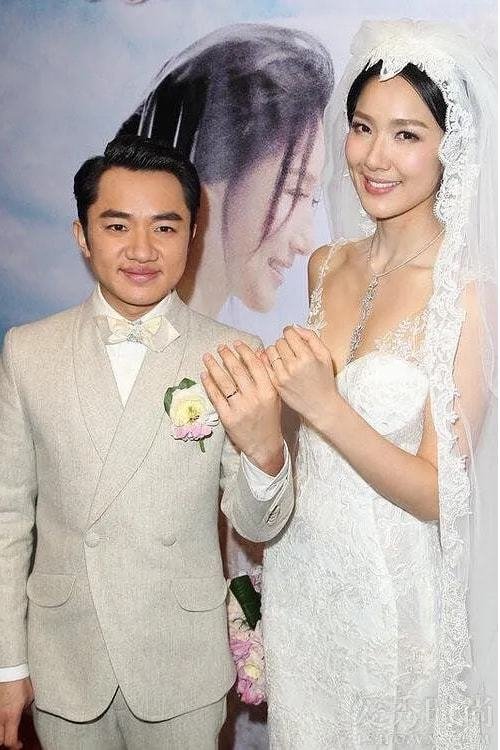 yibingsg's tweet photo. 当年，他矮她12厘米，岳父开出“3个条件”阻婚！如今再看王祖蓝的婚姻，打脸了多少人？

在娱乐圈，身高往往不是阻碍，但如果男女双方相差了整整12厘米，而且还是女高男矮，就会成为所有人议论的焦点。

当年王祖蓝与李亚男的恋情曝光时，外界的冷嘲热讽铺天盖地。有人说他癞蛤蟆想吃天鹅肉，更有人形容他们是美女与野兽的现实版。他们之间的鸿沟，不仅仅是136厘米与175厘米的身高差距，更是家世与阶层的巨大落差。王祖蓝身高163厘米，出身普通家庭，全靠自己在底层摸爬滚打。而李亚男不仅身高175厘米，更是温哥华华裔小姐冠军，家境优越，父母都是高级知识分子。

面对这个矮个子的穷小子，李亚男的父亲最初是一百个不赞成。为了迎娶心上人，王祖蓝咬牙拼命工作。当他终于攒够500万港币的彩礼来到李家，想要以此证明自己的诚意和养家的能力时，李亚男的父亲却并没有被金钱打动。

真正考验女婿的，是岳父当场抛出的三个严苛条件：第一，三年之内，绝对不准结婚。第二，三年之内，不能让女儿学坏。第三，谈恋爱，绝对不能影响彼此的事业。这三个条件，看似不近人情，实则是一个父亲对女儿最深沉的保护。

李父亲不要暴发户式的巨额彩礼，他要看的是这个男人的耐力、人品和上进心。很多人面对这样的刁难可能会愤然放弃，或者心生怨恨，但王祖蓝的选择却让人敬佩。为了彻底验证这份感情，也为了不给李亚男压力，他甚至主动提出退回朋友位置。在长达数年的时间里，他把爱意藏在心里，把所有精力投入到事业中。他在电视台疯狂磨练演技和模仿功底，随后转战内地市场，凭借综艺节目爆火。他用才华向所有人证明，男人的高度从来不在脚底下，而在头顶上。他不仅做到了事业蒸蒸日上，更用行动向岳父证明，他有能力给李亚男最好的生活和最纯粹的保护。

2015年，历经考验的两人终于举办了梦幻婚礼。这一次，李家父母满眼都是骄傲与放心。如今结婚多年，他们拥有了幸福的家庭。每当两人同框，李亚男总是习惯性地穿平底鞋，或者微微弯腰依偎在王祖蓝身边，而王祖蓝则把妻子宠成了不需要长大的公主。好的爱情能打破世俗的偏见，好的婚姻更需要用实力去成全。

当年岳父的刻薄刁难，最终变成了王祖蓝逆袭的催化剂。他用真诚和才华，把一个最初不被看好的笑话，硬生生谱写成了最让人羡慕的神话。