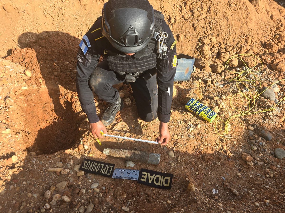 PNCdeGuatemala's tweet photo. PNC destruye artefacto explosivo localizado en Ixcán, Quiché
Policías de la División de Investigación y Desactivación de Armas y Explosivos #DIDAE realizaron la destrucción controlada de un artefacto explosivo localizado en Ixcán, Quiché; un proyectil de 75 milímetros, con una https://t.co/R6R1TS38HD