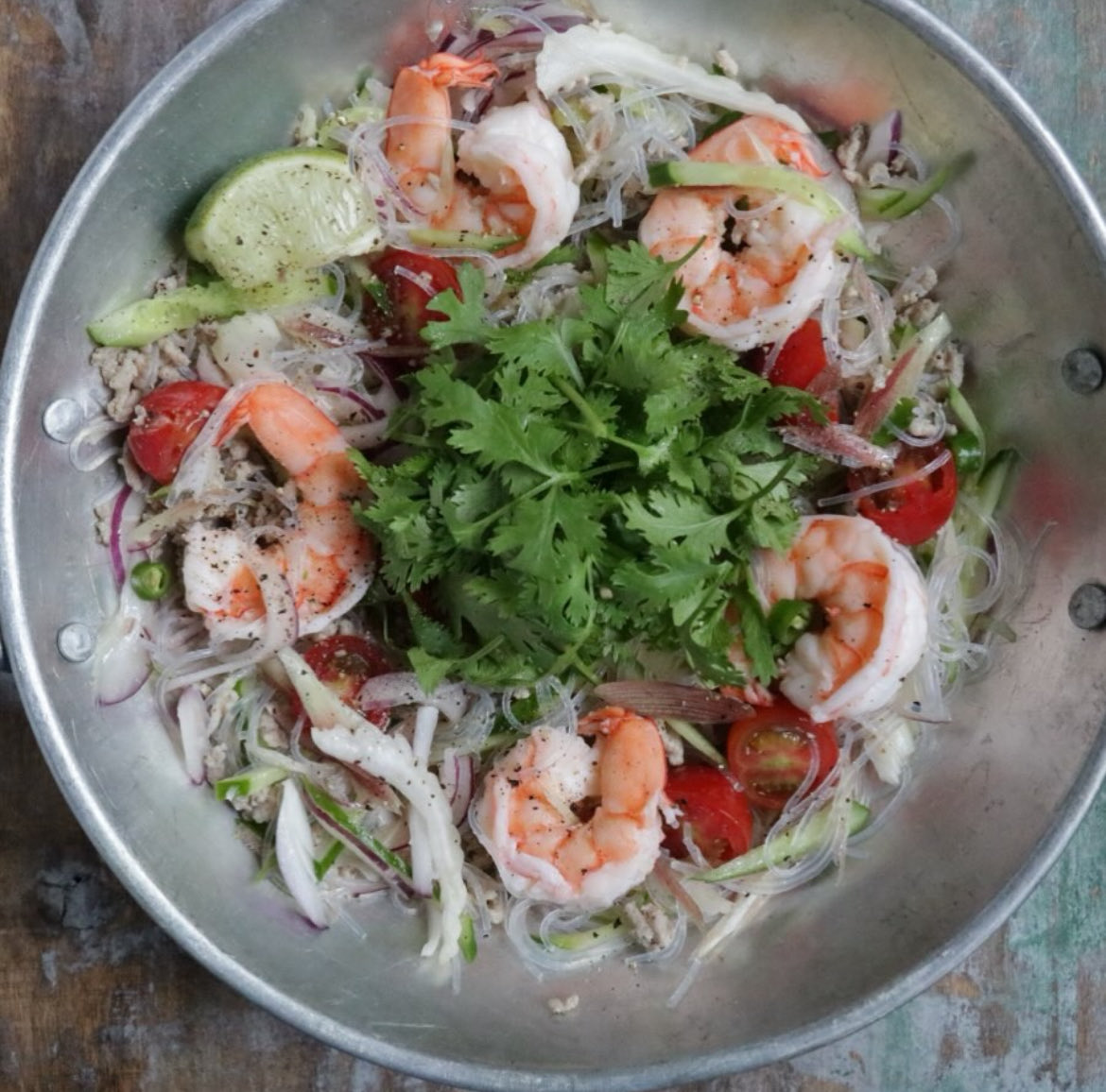 edajun_'s tweet photo. ヤムウンセン🦐🇹🇭

フライパンにオリーブ油をひき、にんにくを炒め鶏ひき肉を入れそぼろ状に炒める。

ボウルに茹春雨、茹海老、ひき肉、きゅうり、セロリ、ミニトマト、茗荷、紫玉ねぎ

ナンプラー、ライム汁、青唐辛子、砂糖を混ぜたタレを和え、パクチーをのせて、黒胡椒を散らしたら完成！ https://t.co/qhP9ZKem6M