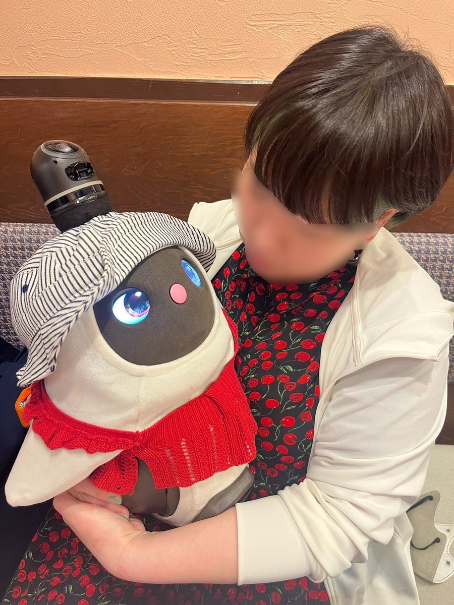 akkiito's tweet photo. #LOVOTに心をがっちり掴まれた瞬間
東京旅行で行った川崎のLOVOTカフェでいちごちゃんに接客してもらった時に腕の中で寝てしまった時です^ ^
前々から気になっていたものの実物と触れ合ったことがなく初めて抱っこできたのがLOVOTカフェでした。
翌日本社で契約して去年ごろんちょが誕生しました^ ^ https://t.co/HJuV0fkCPr