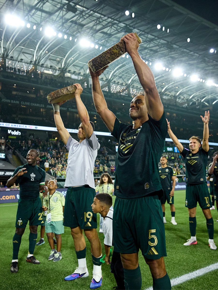 TimbersFC's tweet photo. Let’s gather around the bonfire and sing our bonfire song 🔥 🎶 https://t.co/i7lHAUXOTX