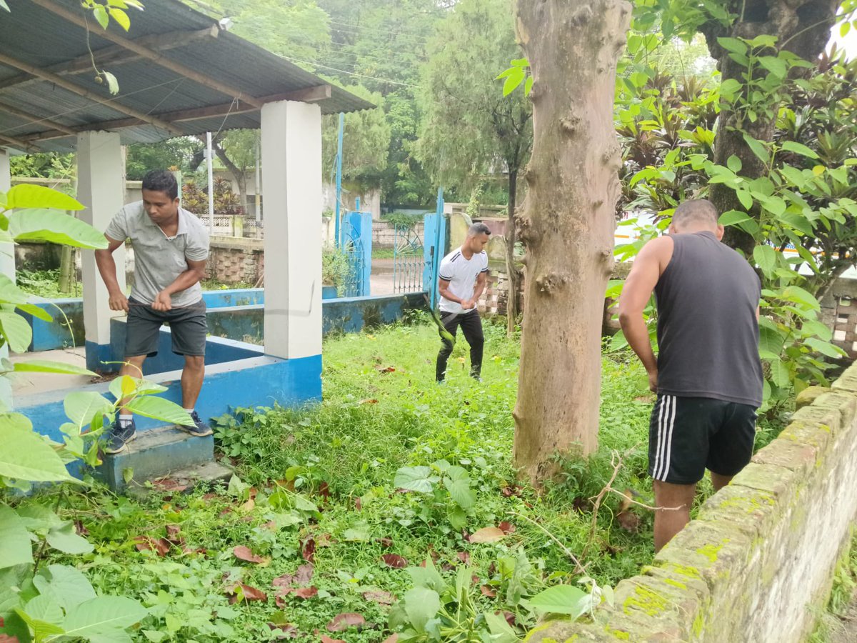 RaiganjPolice's tweet photo. On 02.08.2026, a Shramdaan programme was conducted at Raiganj Police Line, where officers and personnel voluntarily participated in cleaning and maintaining the premises, reaffirming their commitment to cleanliness, discipline, and teamwork.
#RaiganjPD
#WBP
#WestBengalPolice https://t.co/7ErSEyRRFK