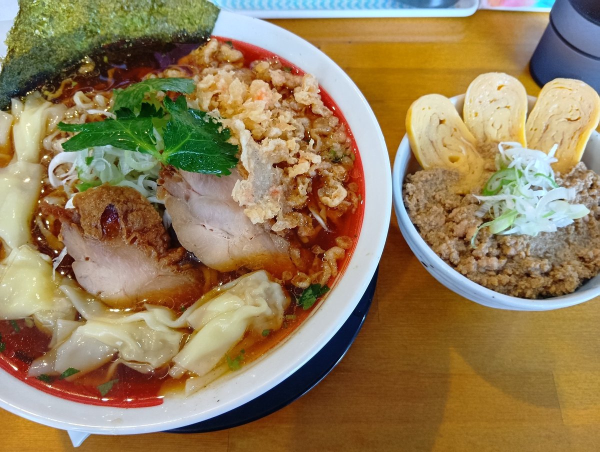lI9stlEmv5s15v6's tweet photo. お昼に久しぶりのらーめん喰櫓武さんでようやくいただけた夏麺、
鳥中華中、肉ワンタントッピング、鶏そぼろ丼でいただきます!
蒸し暑い中の久しぶりの訪問、平日限定提供の貴重な限定麺。
着丼後の鶏チャーシューと大葉、エビ風味?の天かすが目を引く。
キンキンに冷えたスープを一口、ラー油と濃い目の鶏スープの旨味
天かすの旨味でピリ辛鶏スープに変化が生まれる面白い限定麺。
トッピングのチュルチュル肉ワンタンをピリ辛鶏スープでいただくのも美味い。
久しぶりの喰櫓武さんの縮れ細麺も美味いスープによく絡んで啜り心地バツグン。
ふと思って合間にいただいていた鶏そぼろ丼に冷たいピリ辛鶏スープ入れて
冷やし茶漬け風にいただくのも鶏そぼろと刻み海苔の風味がいい仕事して
美味しいセルフ飯も楽しめました。
親方が鳥中華今週いっぱいですとおっしゃっていたので
次の第2弾の夏麺あるのかなあ🤔
色々食べ方の楽しみがありそうな第1弾夏麺ごちそうさまでした！
#らーめん喰櫓武